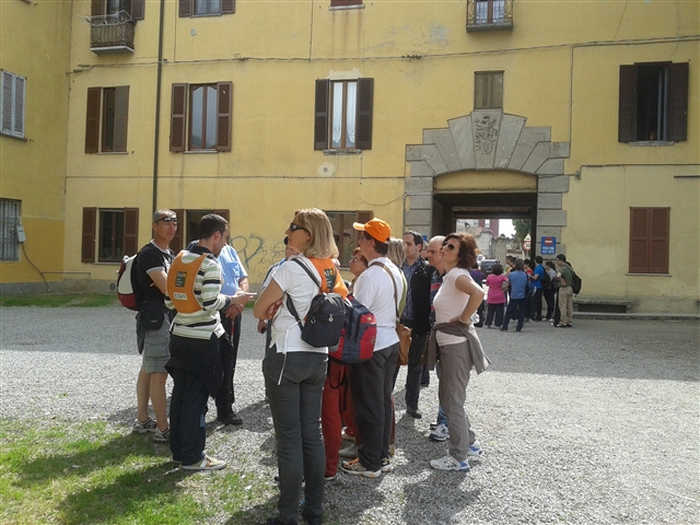 Gorgonzola- gruppo ascolta la guida nel centro storico